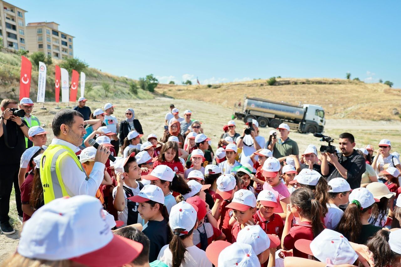 Büyükşehir Ile Doğaya Yeşil Dokunuş Zeytin Fidanları Toprakla Buluştu (2)