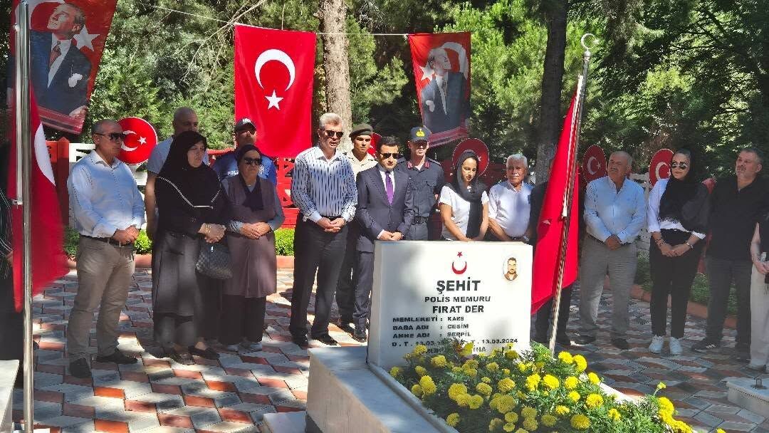 Denizli Haber Sarayköy’de Şehi̇tler Kabi̇rleri̇ Başinda Anıldı (2)