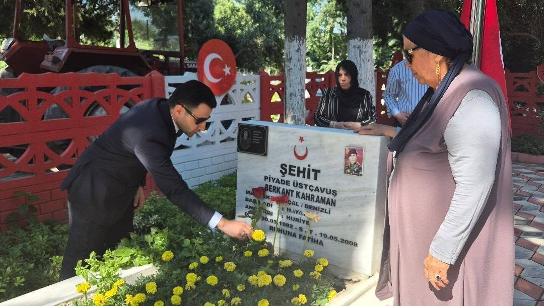 Denizli Haber Sarayköy’de Şehi̇tler Kabi̇rleri̇ Başinda Anıldı (3)