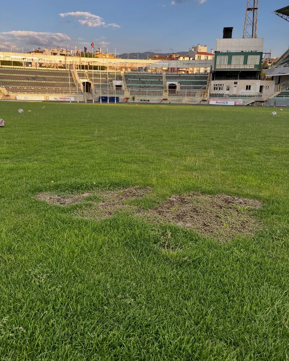 Kaderine Terk Edilen Denizli Atatürk Stadyumu'nda Çimler Kuruyor (1)