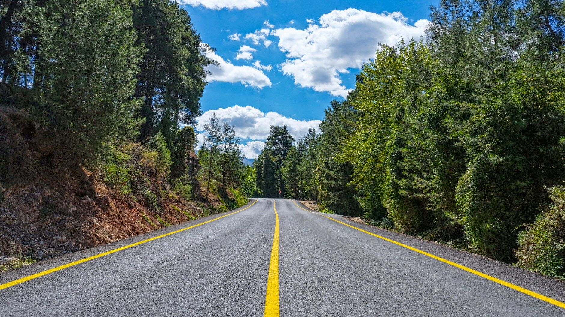 Elmalı yolu baştan sona yenilendi