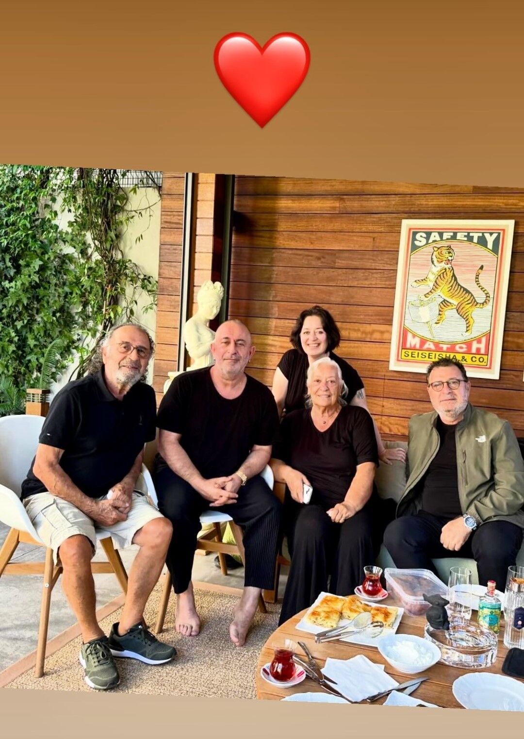 Denizli Haber Kalp Krizi Geçiren Cem Yılmaz’dan Mutlu Aile Fotoğrafı