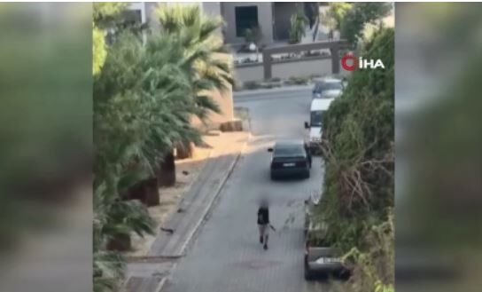Kapısına pompalı tüfekle dayandı, sokakta terör estirdi