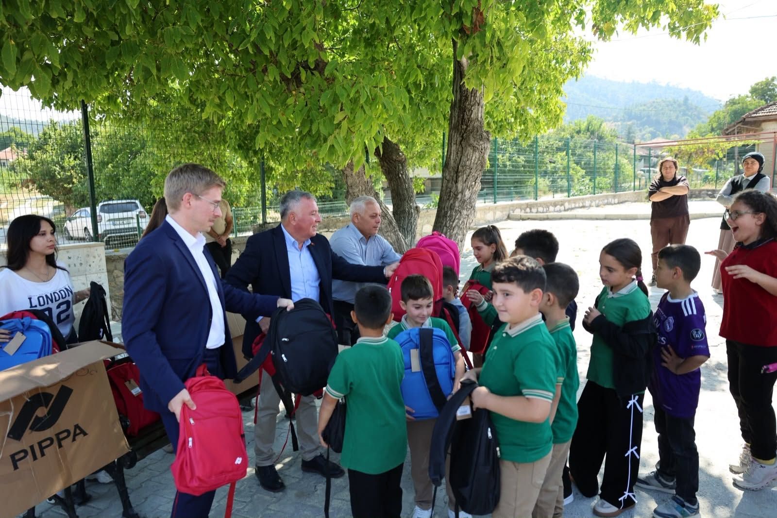 Honaz’da İlkokul Öğrencilerine Okul Çantası Desteği