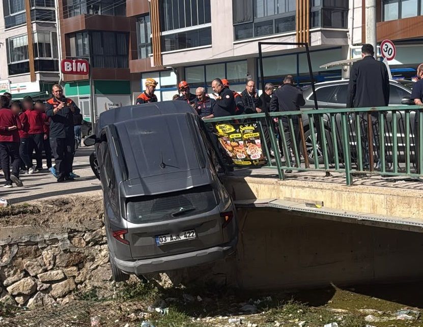 3 aracın karıştığı kazada araçlardan biri dereye uçtu