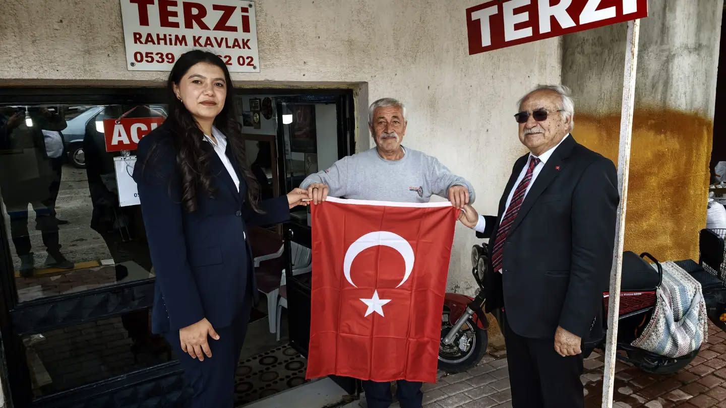 Baklan’da esnafa Türk bayrağı dağıtıldı