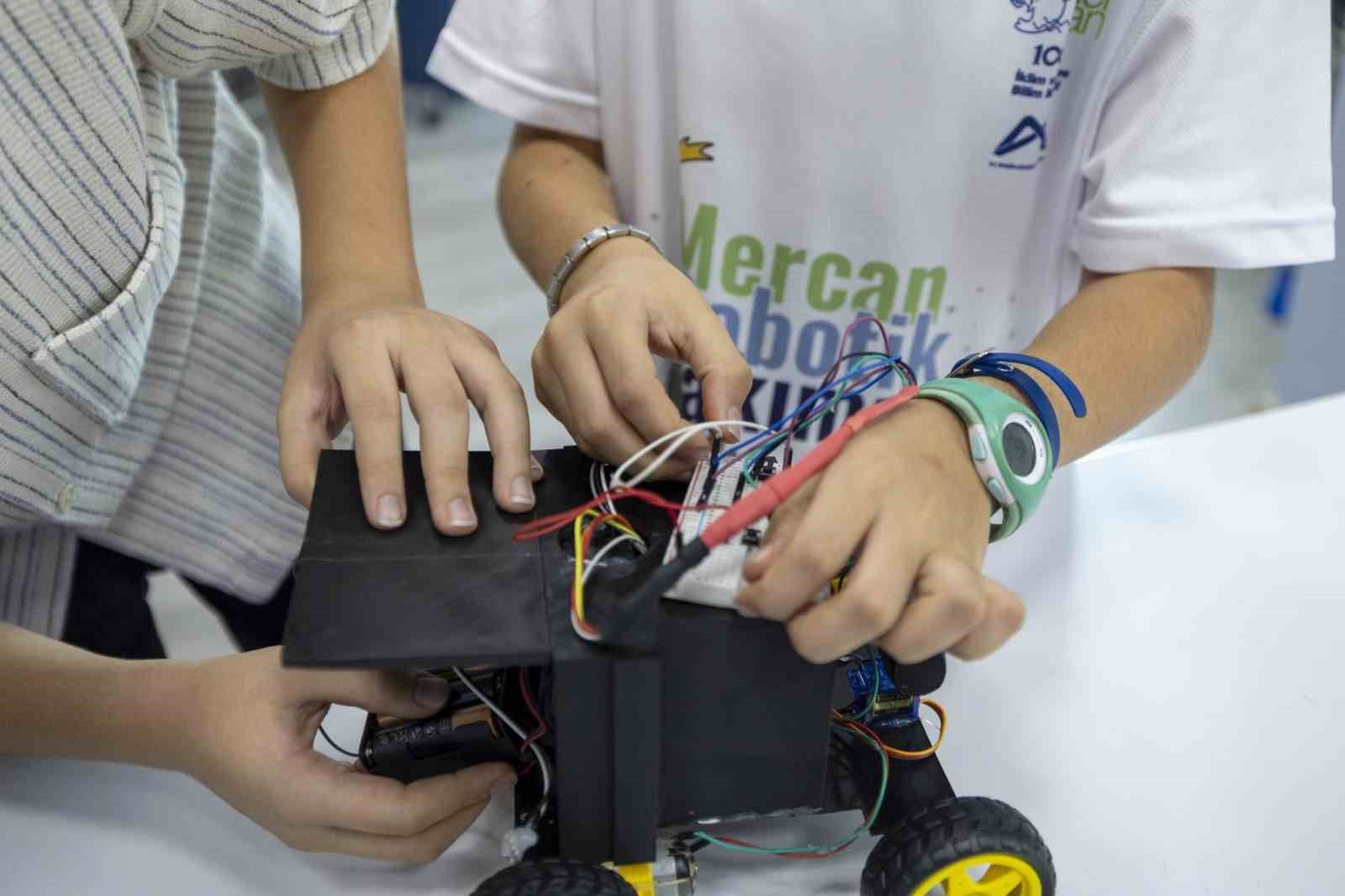 Robotik kodlama yarışmalarında derece elde etti