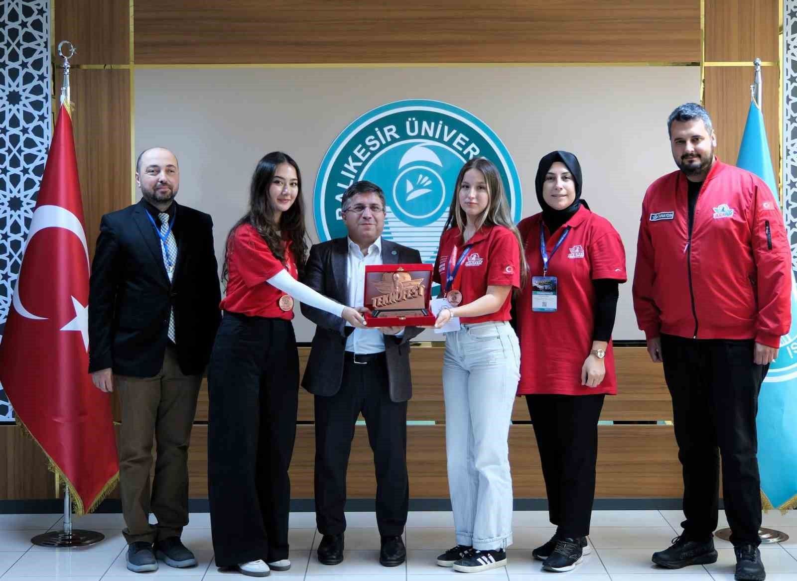 TEKNOFEST’te üçüncülük ödülü getiren projeye tebrik