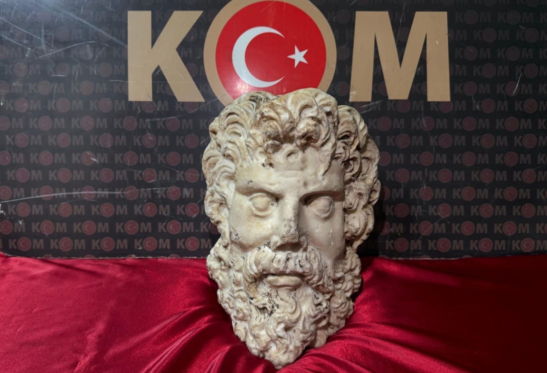 2 bin yıllık Zeus mermer heykel başı ele geçirildi